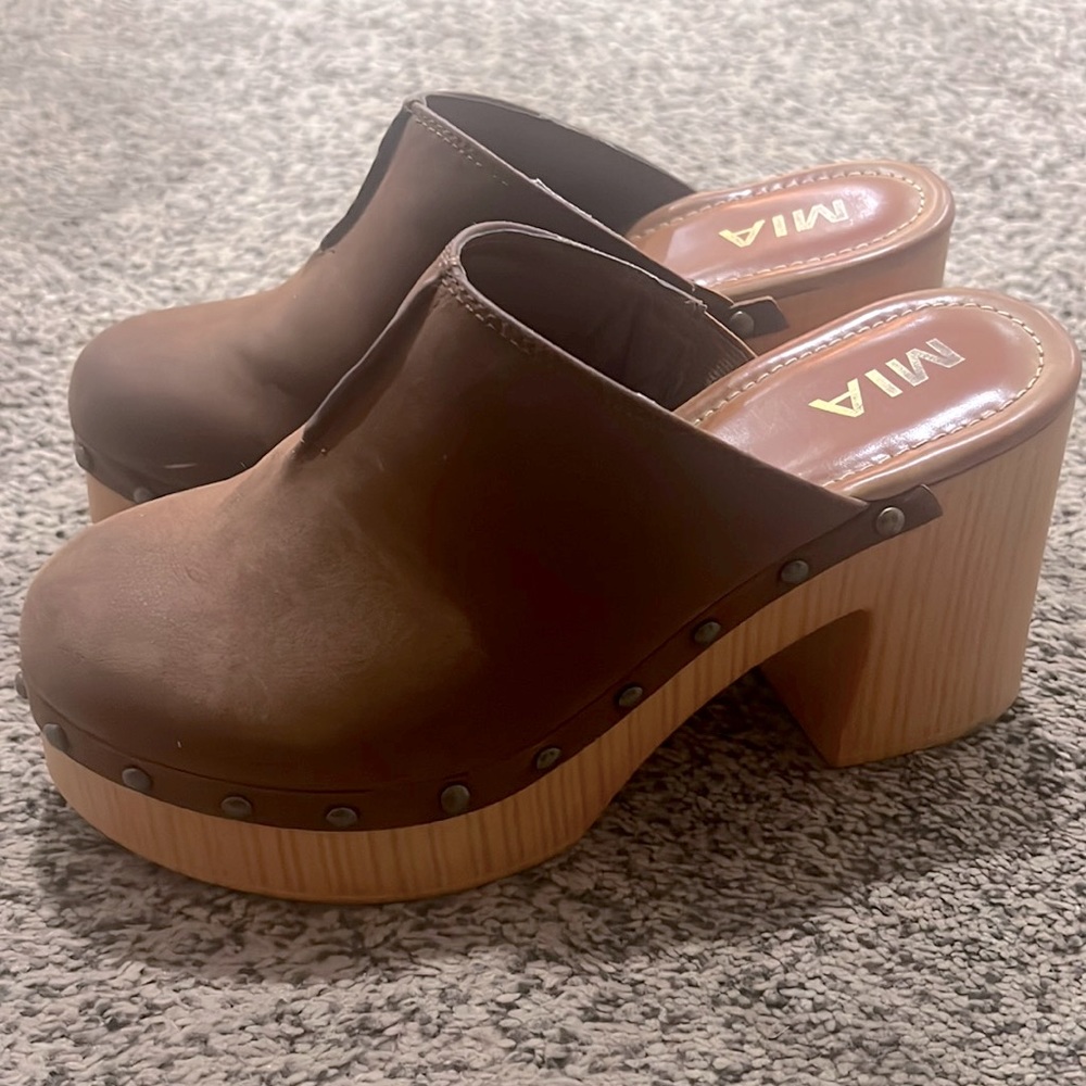 Mia Novi Studded Block Heel Mule clog size 8